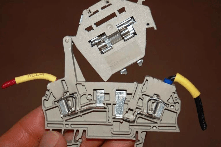 Montagem elétricas com uso de bornes. 9 FOTO 09